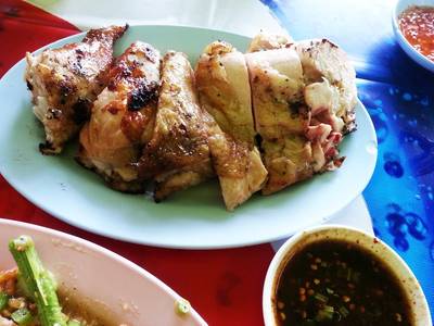 ไก่ย่างน้ำผึ้งที่ไม่ได้รสน้ำผึ้งเท่าไร ออกแห้งๆเฉยๆ ที่ ร้านอาหาร ส้มตำหน้าเมือง พัทยาเหนือ