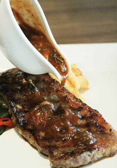สเต็กเนื้อสันนอกนิวซีแลนด์ติดมันย่างจิ้มแจ่ว ที่ ร้านอาหาร Buri Tara Wine Bar & Restaurant