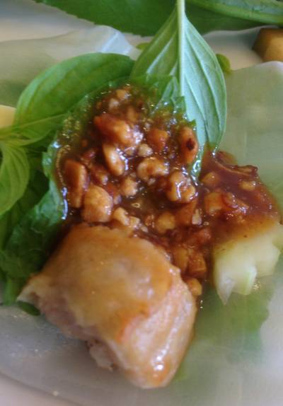 แหนมเนืองถั่วลิสงกรอบๆเพียบ ที่ ร้านอาหาร VT แหนมเนือง