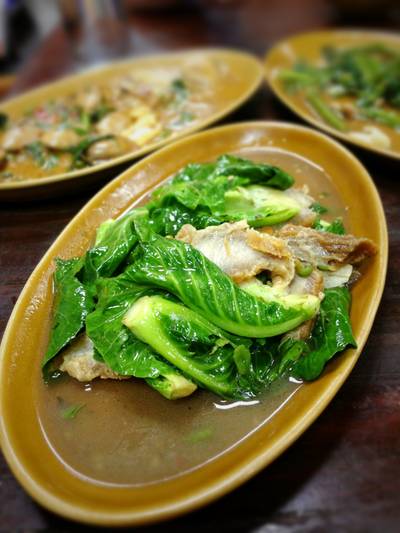 ผัดผักแขนงหมูกรอบนิ่มๆ ที่ ร้านอาหาร นายฮ้อปูดอง
