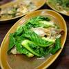 ผัดผักแขนงหมูกรอบนิ่มๆ ที่ ร้านอาหาร นายฮ้อปูดอง