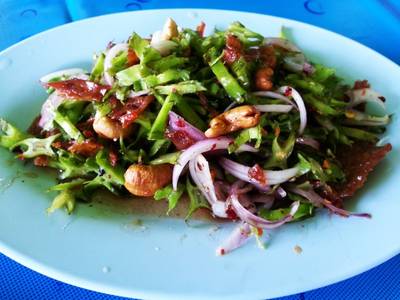 ยำถั่วพลู  แบบน้ำใส รสแซ่บเปรี้ยว อร่อยมาก ที่ ร้านอาหาร ส้มตำหน้าเมือง พัทยาเหนือ