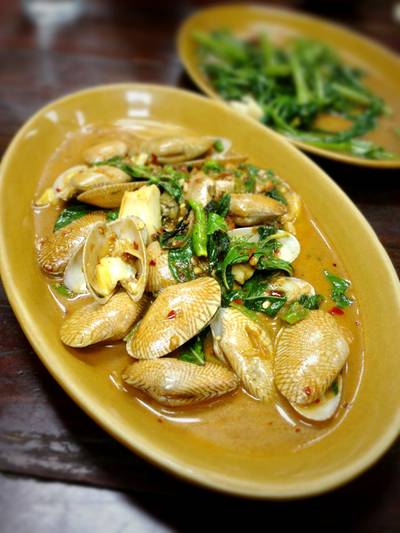 ผัดลูกหอยลาย มีหอยลายขนาดปกติไม่กี่ตัว ที่ ร้านอาหาร นายฮ้อปูดอง