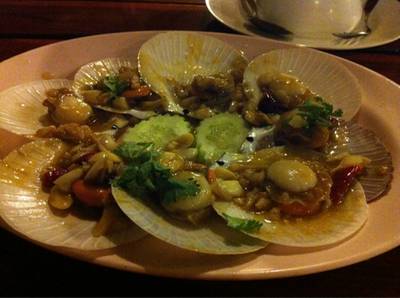 หอยเชลล์อบเนยกระเทียม ที่ ร้านอาหาร ไอยราซีฟู้ด (เกาะช้าง)