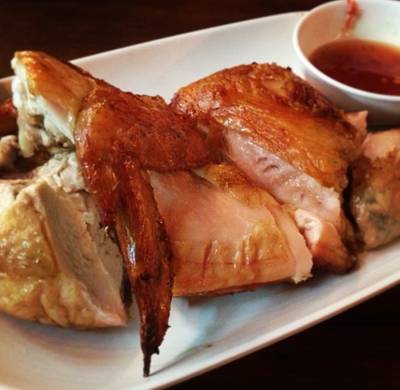 ไก่ย่างเนื้อนุ่ม ที่ ร้านอาหาร ยอดลาบเป็ดอุดร พระราม 9