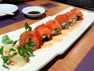 salmon roll 330 บาท อร่อยจนต้องสั่งซ้ำ ที่ ร้านอาหาร Fumi Japanese Cuisine สยามพารากอน