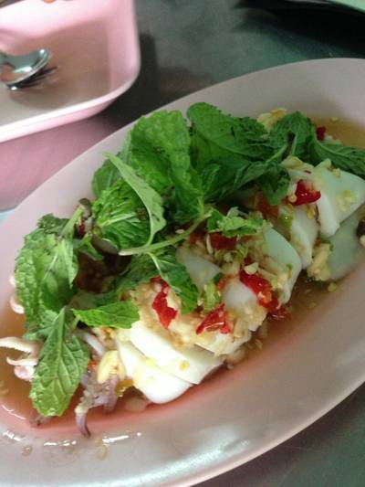 ปลาหมึกไข่นึ่งมะนาว (140 บาท) ที่ ร้านอาหาร ไฟกลมธนา