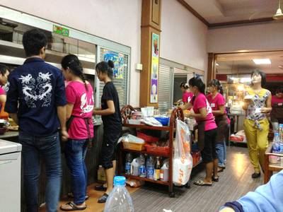 พนักงานมากมายเดินจะชนกันตายแต่รู้สึกเหมือนเราไม่มีตัวตน ที่ ร้านอาหาร นายฮ้อปูดอง