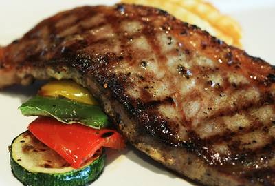 สเต็กเนื้อสันนอกนิวซีแลนด์ติดมันย่างจิ้มแจ่ว ที่ ร้านอาหาร Buri Tara Wine Bar & Restaurant