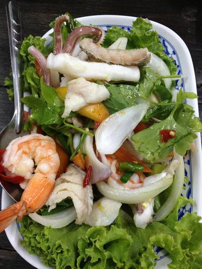 ยำรวมทะเล ที่ ร้านอาหาร อนันทยา จอมเทียน ซีฟู้ด