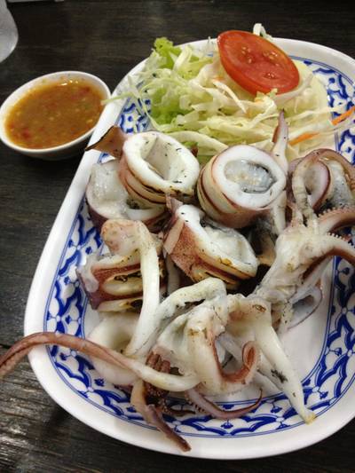 หมึกไข่ย่าง น้ำจิ้มซีฟู้ดรสชาติดี ที่ ร้านอาหาร อนันทยา จอมเทียน ซีฟู้ด