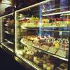 ตู้โชว์เค้ก วิบวับๆ ที่ ร้านอาหาร Okashi By Poonni Festival Walk