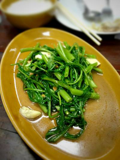 ผัดผักบุ้งไฟแดง ที่ ร้านอาหาร นายฮ้อปูดอง
