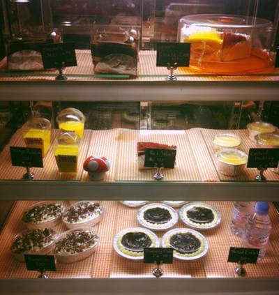 เค้กมากมายหลายชนิด ที่ ร้านอาหาร The Fabulous Bar & Dessert Cafe