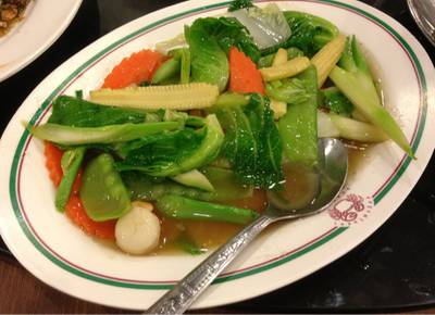 ผักผักรวมมิตรใส่หอยเชลล์ ที่ ร้านอาหาร สมบูรณ์โภชนา จุฬาซอย 8