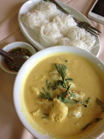 แกงเนื้อปูใบชะพลู  ที่ ร้านอาหาร ระย้า