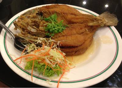 ปลากระพงทอดน้ำปลา ที่ ร้านอาหาร สมบูรณ์โภชนา จุฬาซอย 8