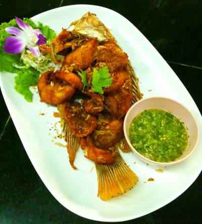 ปลาสำลีทอดกระเทียม กรอบหวานเนื้อปลา ที่ ร้านอาหาร ครัวนายช่าง