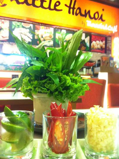ตระกร้าผัก และกระเทียมพริกมะนาว ที่ ร้านอาหาร Little Hanoi