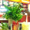 ตระกร้าผัก และกระเทียมพริกมะนาว ที่ ร้านอาหาร Little Hanoi