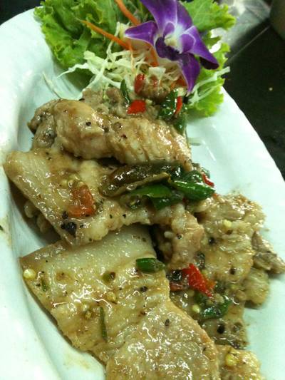 หมูสามชั้นคลุกกะปิ  นุ่มอร่อย ที่ ร้านอาหาร ครัวนายช่าง