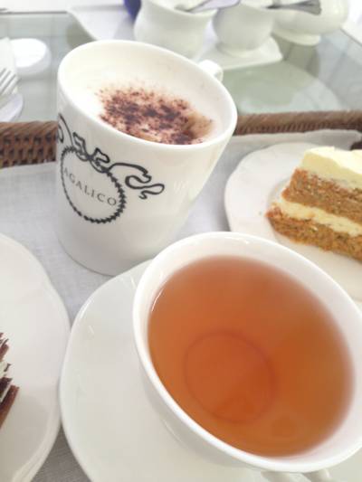 คาปูชิโน กับ ชา Four Red Fruit ที่ ร้านอาหาร Agalico