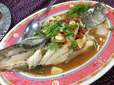 ปลากระพงนึ่งมะนาว ที่ ร้านอาหาร กุ้งอบภูเขาไฟ