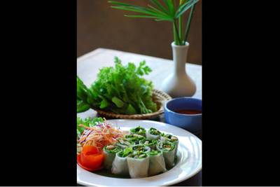 กุ้งเปาะเปี๊ยะสด ที่ ร้านอาหาร ปานเทวี ริเวอร์ไซด์ รีสอร์ท&สปา