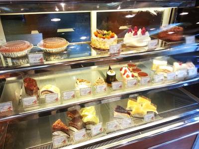 เค้กร้านนี้ถูกและหน้าตาดี น่าซื้อไปฝากมาก ที่ ร้านอาหาร คัสตาร์ดนากามูระ