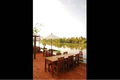 บรรยากาศริมแม่น้ำ ที่ ร้านอาหาร ปานเทวี ริเวอร์ไซด์ รีสอร์ท&สปา