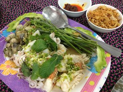 ยำสามทัพ ที่ ร้านอาหาร กุ้งอบภูเขาไฟ