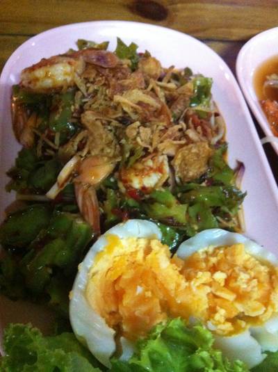 ยำถั่วพลู รสชาติเข้มข้น เด็กทานได้ผู้ใหญ่ทานดี ที่ ร้านอาหาร นราทิพย์ ซีฟู้ด