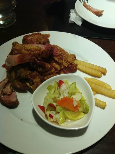 ขาหมูเยอรมัน ที่ ร้านอาหาร Aree Alley