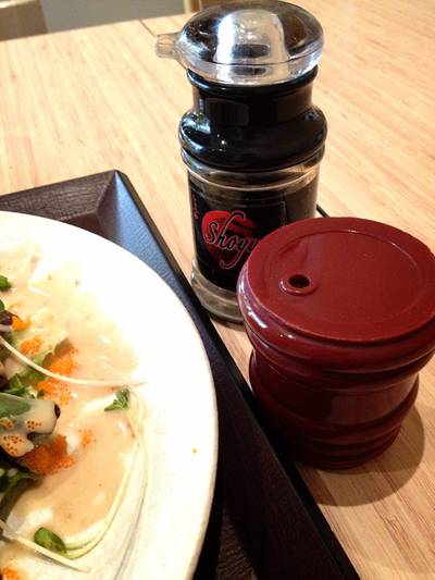 เครื่องปรุงบนโต๊ะอาหาร ที่ ร้านอาหาร Kazokutei Japanese Udon & Soba Central พระราม 3