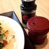 เครื่องปรุงบนโต๊ะอาหาร ที่ ร้านอาหาร Kazokutei Japanese Udon & Soba Central พระราม 3