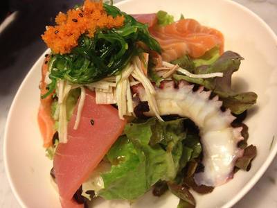 Tokyo Salad ที่ ร้านอาหาร On the table tokyo café Central World