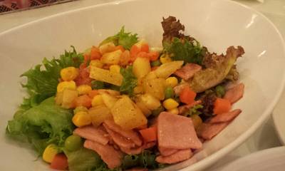 ยำสลัดสไปซี่....อร่อยเด็ด 5 ดาว ที่ ร้านอาหาร White House Coffee ยำสลัดสไปซี่....อร่อยเด็ด 5 ดาว ที่ ร้านอาหาร White House Coffee