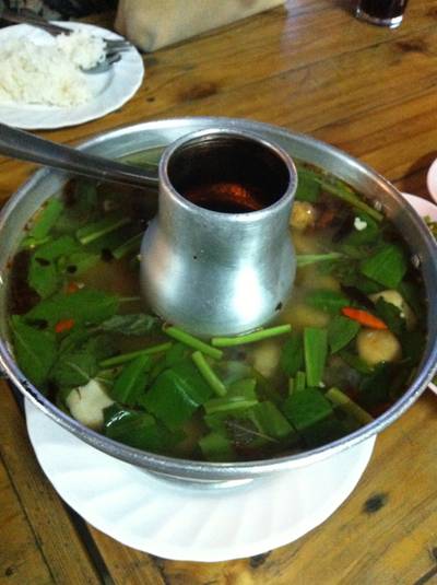โป๊ะแตก รสชาติก็โอนะ ติดเปรี้ยวไปนิด แต่หมดหม้อนะค่ะ ที่ ร้านอาหาร นราทิพย์ ซีฟู้ด