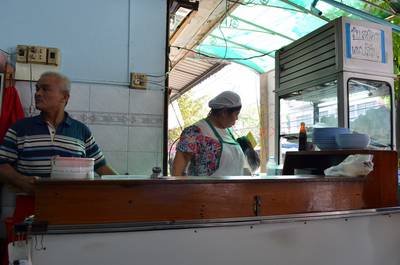 สั่งแล้วรอ ที่ ร้านอาหาร ลูกชิ้นราชวัตร