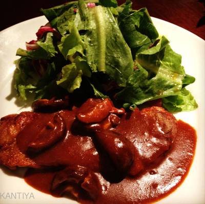 chicken steak with curry sauce ที่ ร้านอาหาร The Grill Tokyo