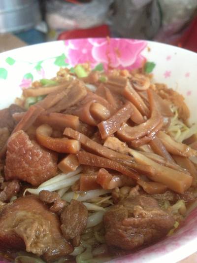 ก๋วยเตี๋ยวหลอด กลาง 35 บาท ที่ ร้านอาหาร ก๋วยเตี๋ยวหลอดเจ๊เต่า