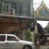 ถ่ายมาให้เห็นว่าร้านอยู่ติดกับวัดพลับพลาไชยค่ะ ที่ ร้านอาหาร นายโซว