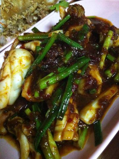 ปลาหมึกน้ำพริกเผา  หวานไปหน่อย แต่ก็เข้มข้นดี ที่ ร้านอาหาร นราทิพย์ ซีฟู้ด