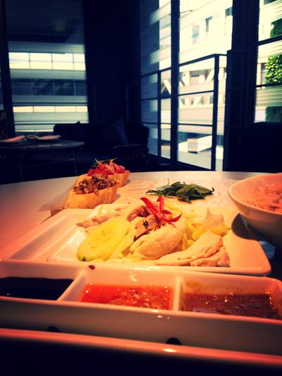 ข้าวมันไก่ไหหลำ และ บรูเดสต้า ที่ ร้านอาหาร Greyhound Café สยามเซ็นเตอร์