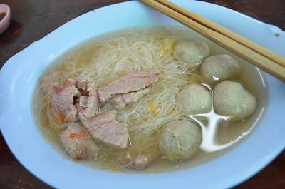 เส้นหมี่ชิ้นสดเนื้อน้ำใส ที่ ร้านอาหาร ลูกชิ้นราชวัตร