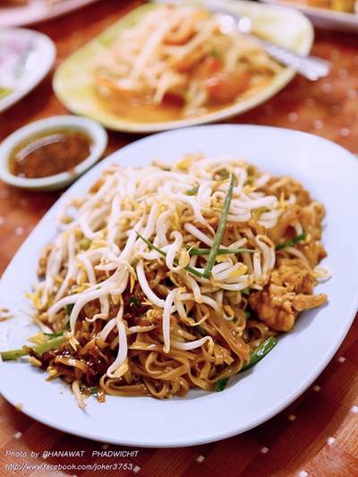 ผัดหมี่โคราช  ที่ ร้านอาหาร ไก่ย่างสืบศิริ