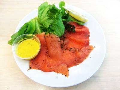 ปลาแซลมอนกรอวัดลักซ์ 120 บาท ปลาหมักเค็ม กับซอสมัสตาร์ดเปรี้ยว ที่ ร้านอาหาร IKEA บางนา