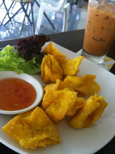 เกี๊ยวห่อชีสทอดกรอบ / ชาเย็นมาเลย์ ที่ ร้านอาหาร The Butterhead