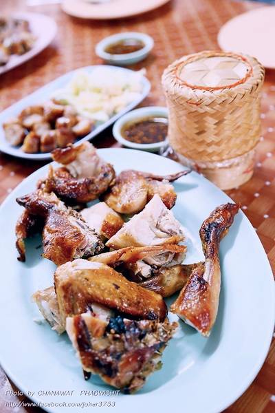 ไก่บ้าน ย่างมาแห้งเลย ที่ ร้านอาหาร ไก่ย่างสืบศิริ