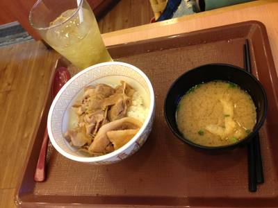 ข้าวหน้าหมูผัดซอสขิง ที่ ร้านอาหาร Sukiya (สุคิยะ) Asiatique